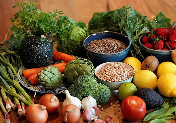 Image of a selection of foods that make up the Mediterranean diet.